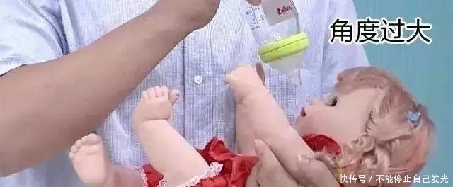 吃奶|“脚扶奶瓶”的喝奶宝宝火了,开发奇葩吃奶姿势,网友骨骼清奇