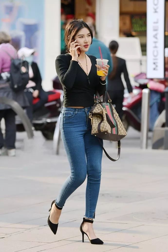 街拍:黑色V领衫配蓝色牛仔裤搭配, 尽显优雅妩媚的高冷女神范儿