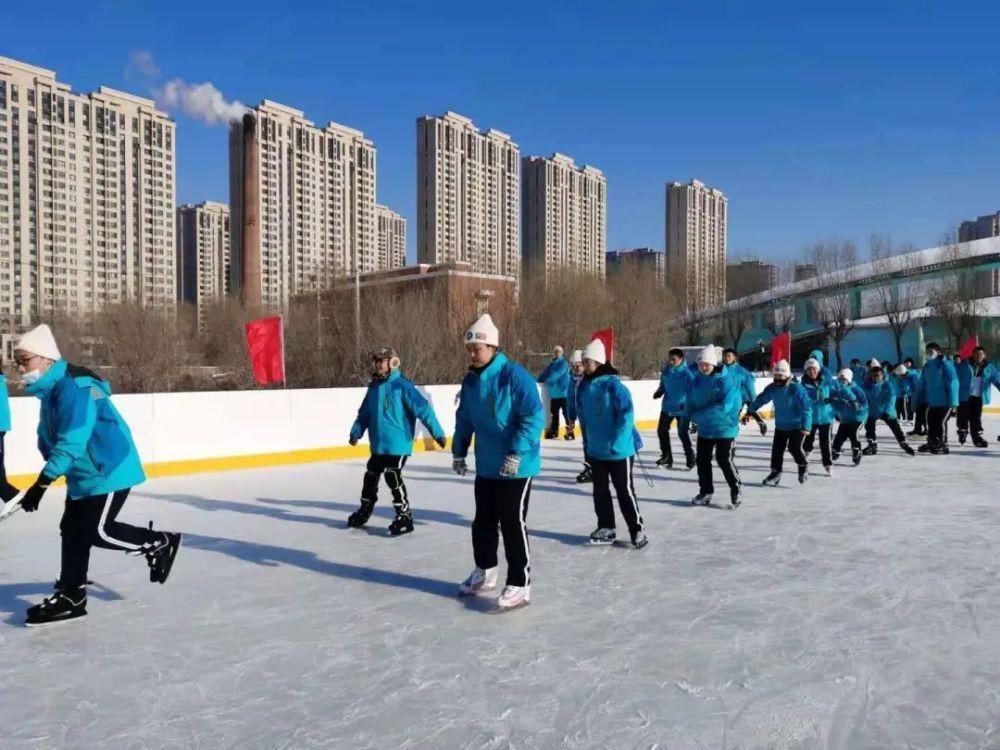 哈三中|哈市这所省重点高中“冰上”体育课开课，学生“花样”滑冰，现场热闹非凡！