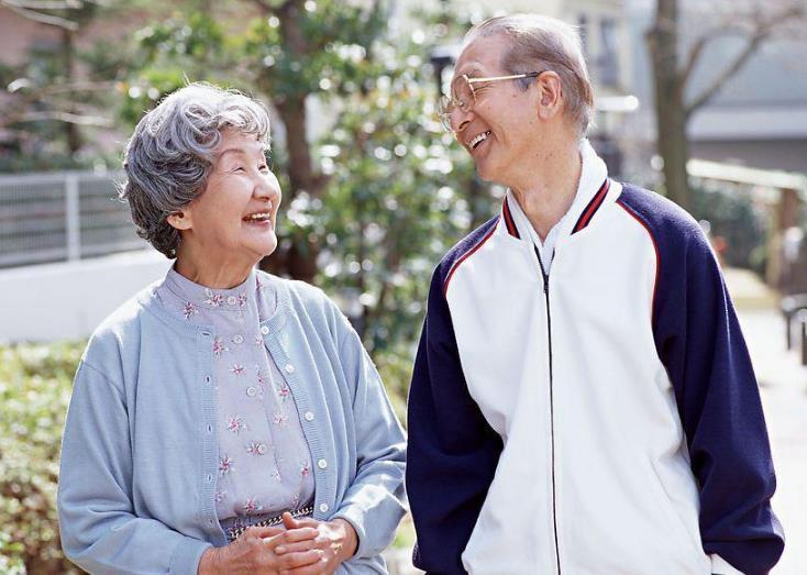 长寿老人|老年人走路慢，跟寿命长短有关，长寿老人走路都有2个特征