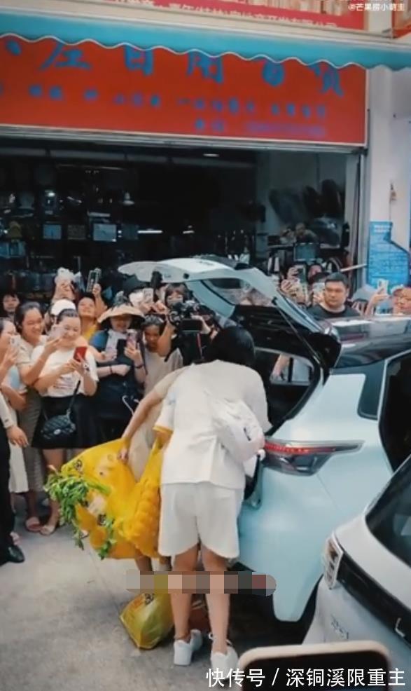 姚安娜|华为二公主姚安娜超市买菜,拿箱子提多个口袋,被赞家教好接地气