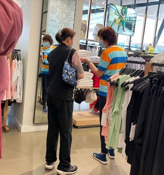 美国|郎平新年首现身!在美国服装店悠闲逛街,如今状态年轻了许多
