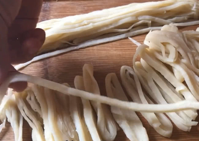 面条不用手擀了,电饼铛就能做,面糊瞬间变面条,比手擀面都好吃