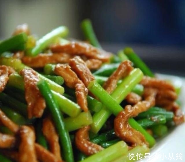 炒蒜苔时,直接下锅炒是大错特错,学会如此做,蒜薹又鲜嫩又好吃