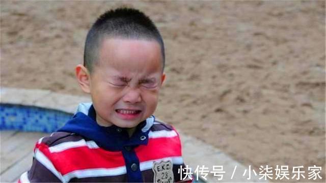 乐乐|3岁男孩把石灰撒进眼睛,妈妈却不敢用水洗,事后医生骂无知