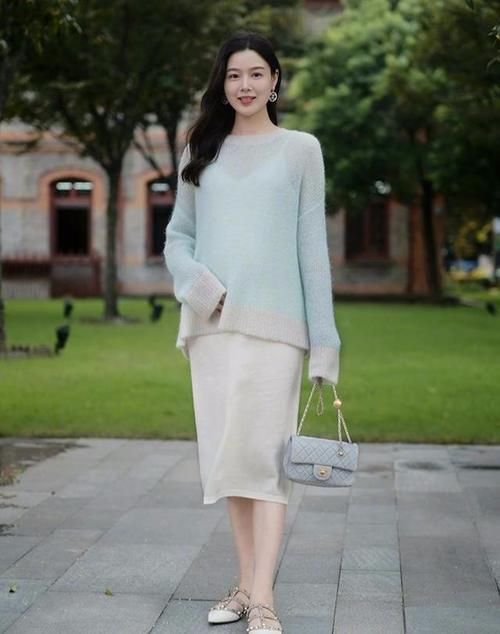 穿毛衣别配“牛仔裤”，当下流行毛衣+半身裙，时髦高级有气质