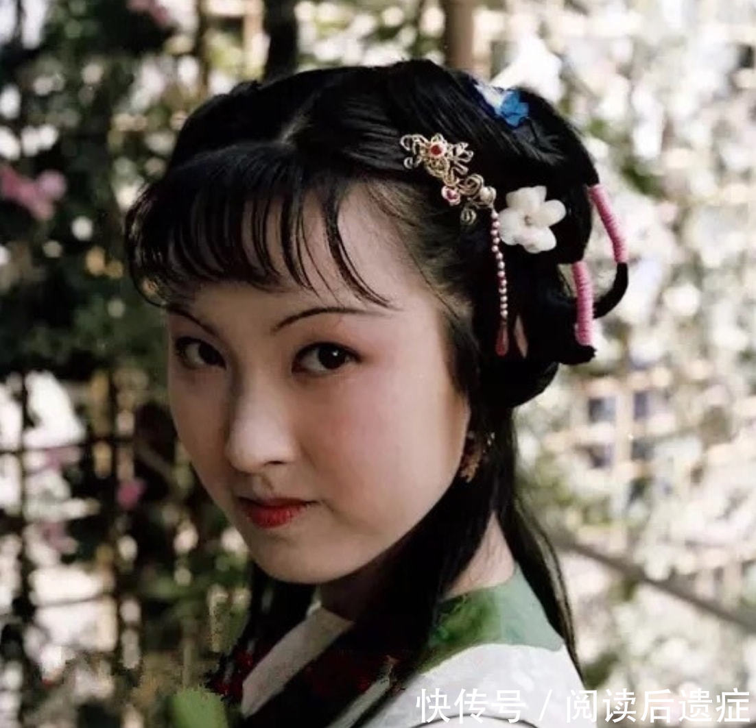 怡红院&宝玉求听戏,龄官拒绝,为何要搬出娘娘来压人?