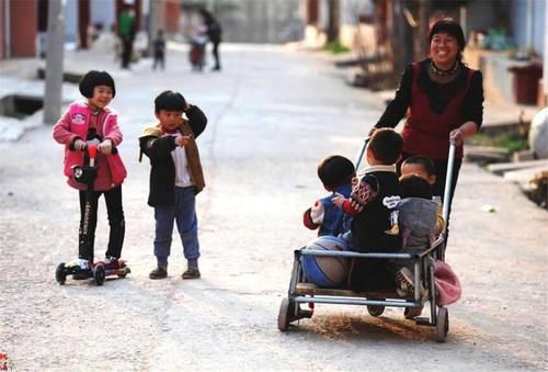 宝妈|双胞胎宝宝分开养,妈妈带的还不会走路,奶奶带的撵着鸡跑!