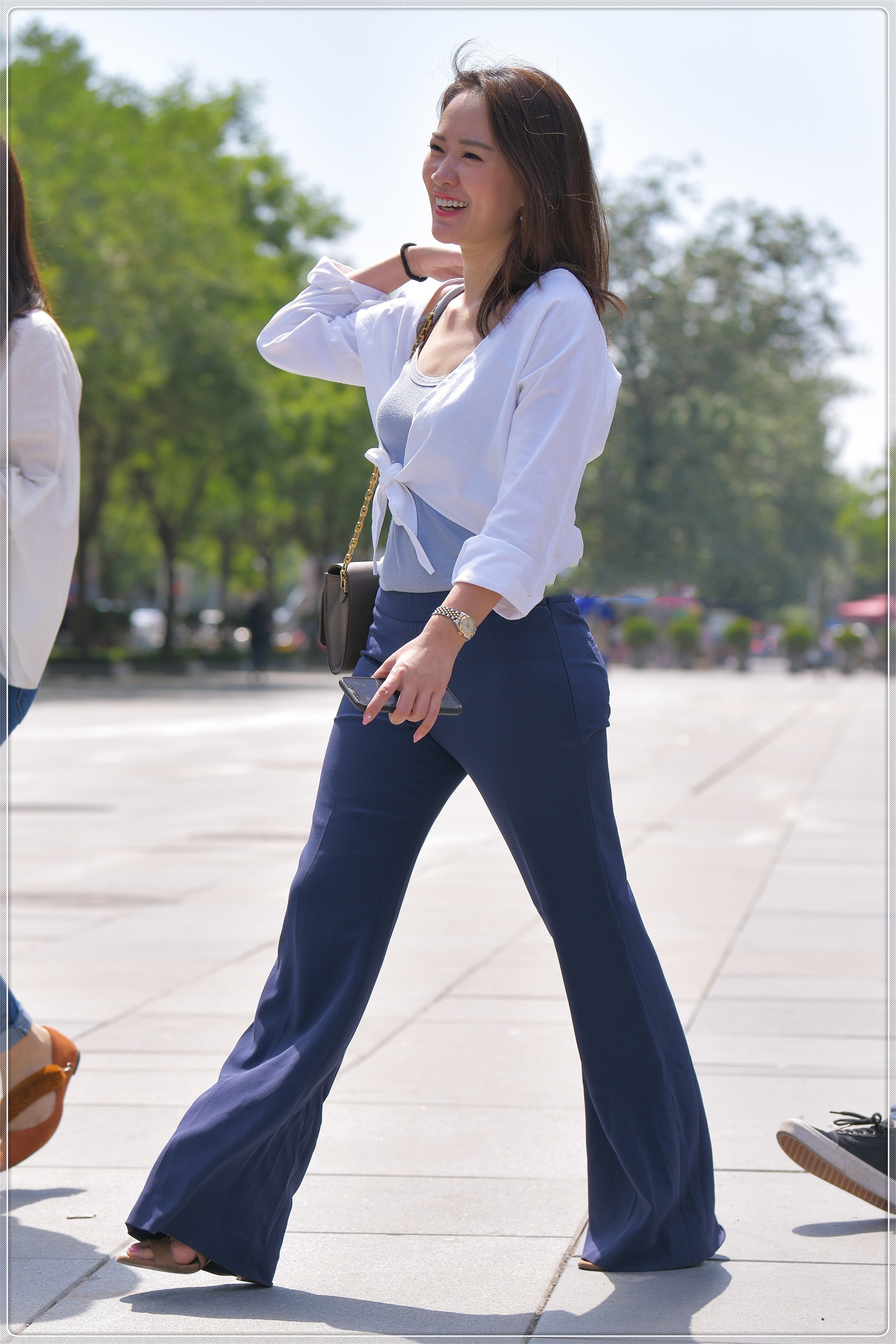 浅蓝针织吊带外搭白色防晒衣,简约大方,休闲舒适