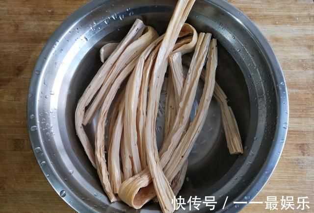 浸泡|立秋之后,补钙化痰多吃腐竹,2种素菜炒一盘,真比肉还香