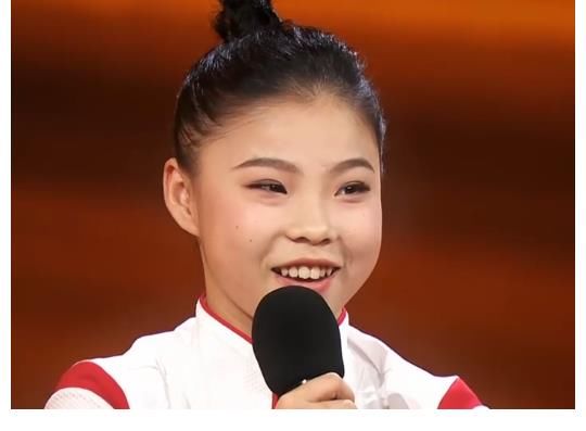 17岁管晨辰模仿拜尔斯说话!奶声奶气,全场大笑,马凡舒更美了