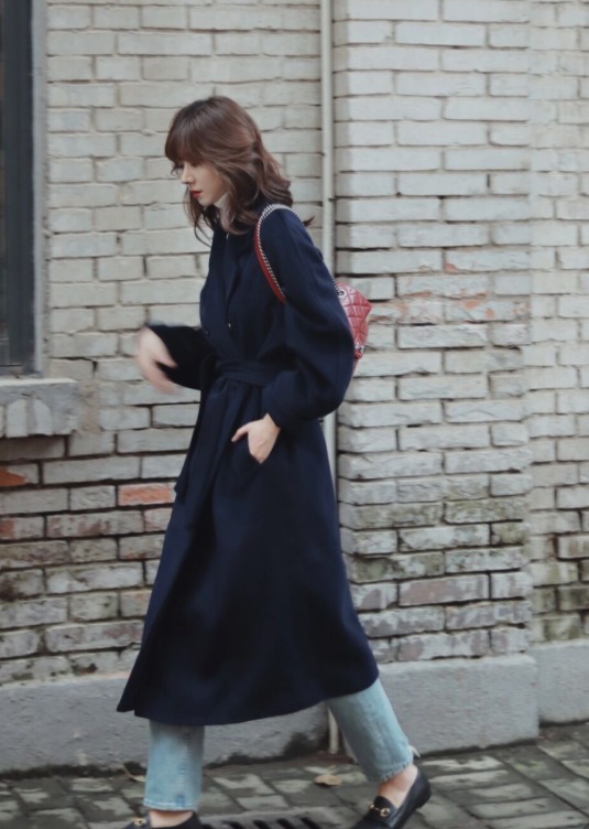 小蛮腰 穿大衣不要只会敞开穿了,搭配腰带保暖显瘦又高级,谁穿都好看