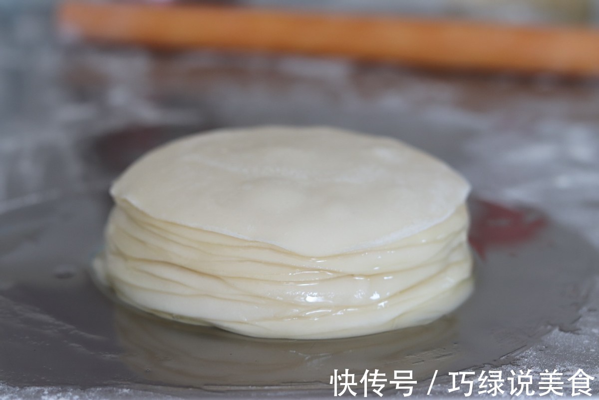 春饼的懒人做法,饼皮劲道薄如纸,卷什么都好吃