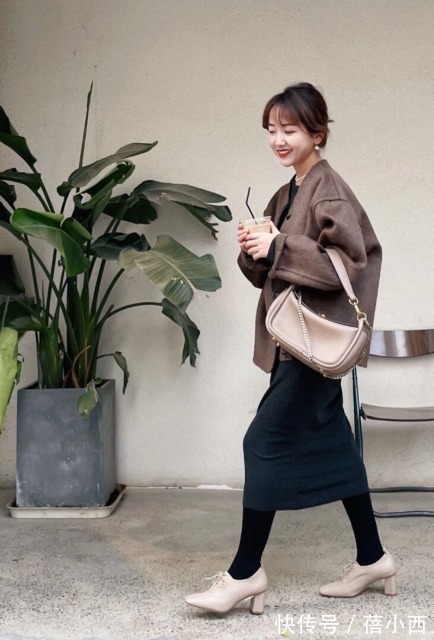 黑白配|新年如何让人眼前一亮?过膝半身裙必须安排上,优雅得体还时髦