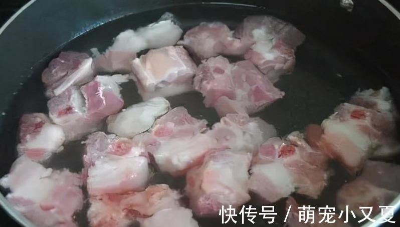 为啥排骨焯水后变得又柴又腥？看完大厨的操作才明白，是用错水了