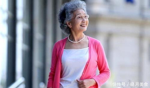 洋气|老年人白发多不想染发,什么发型减龄?试试蓬松洋气的小卷发型吧