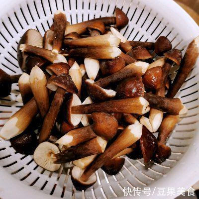 几分钟搞定滋味鲜美家常菜——鸡枞菌炒肉，一步就搞定