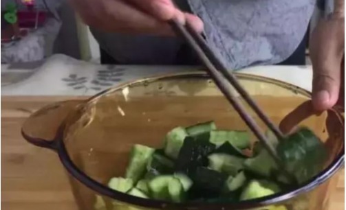 拍黄瓜时先放盐还是后放盐?大部分人做错了,难怪黄瓜一点也不脆