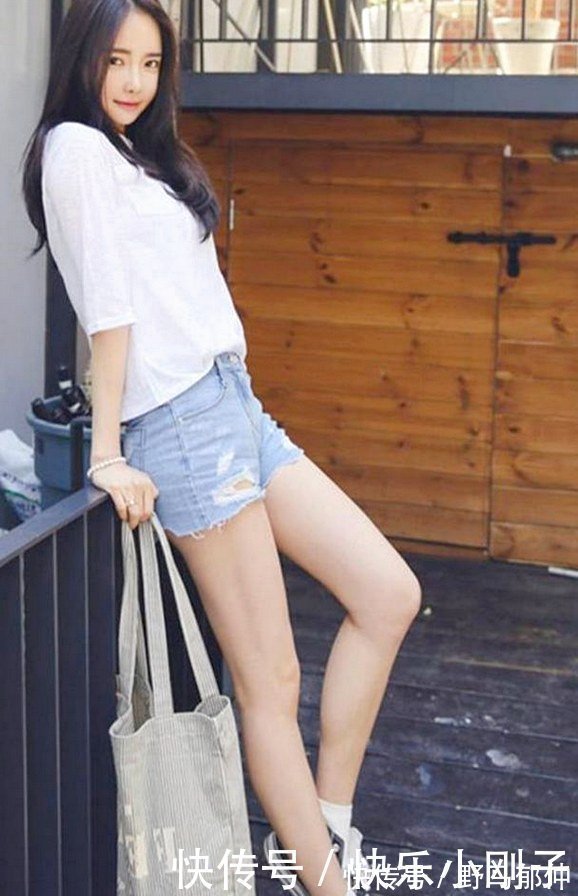 凸显|白背心搭配黑色裤子,更加凸显成熟的魅力