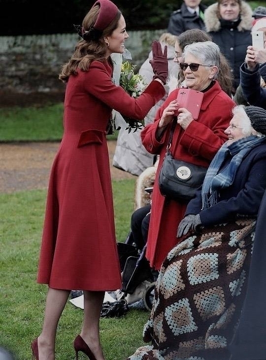 梅根 圣诞凯特再穿红衣实力碾压梅根蓝装,查尔斯形单影只却不见卡米拉