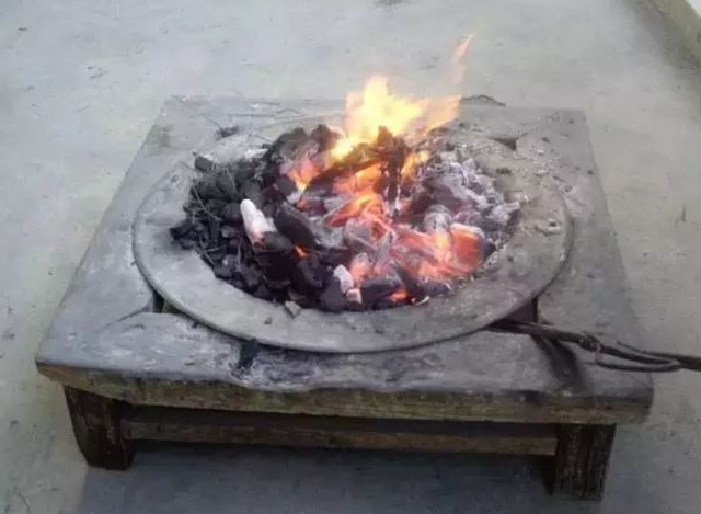 试管婴儿|60岁高龄产妇冒死产下双胞胎,如今生活凄惨、家徒四壁,值得吗