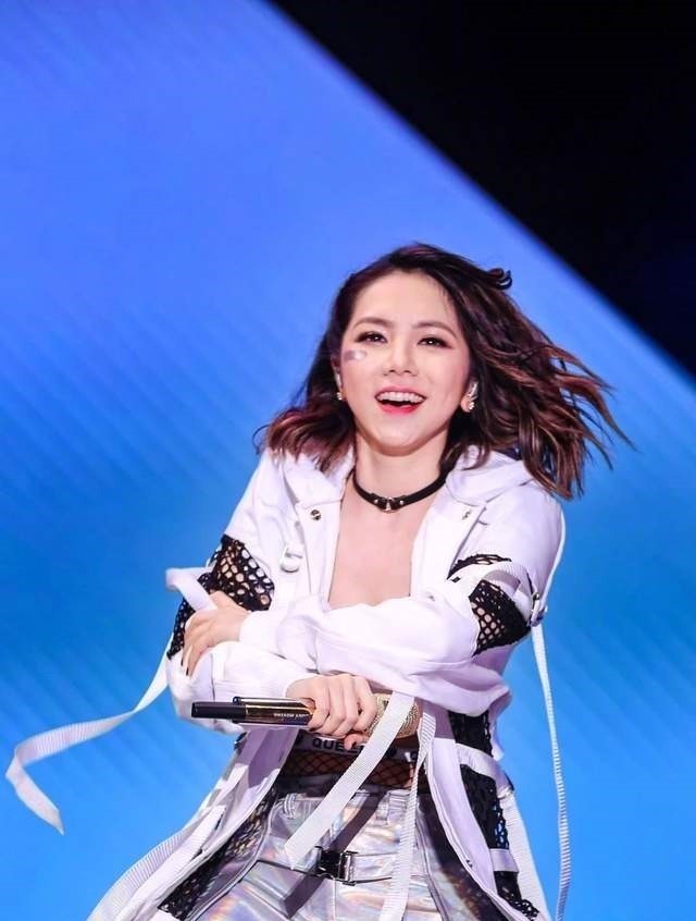 低头玩手机|邓超被无视张颜齐不理对方,低头玩手机一脸沉重