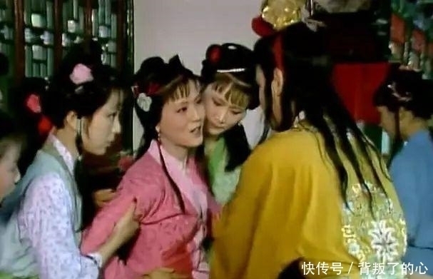 难怪贾宝玉会对袭人发飙,你看王夫人为啥扣留晴雯的衣服