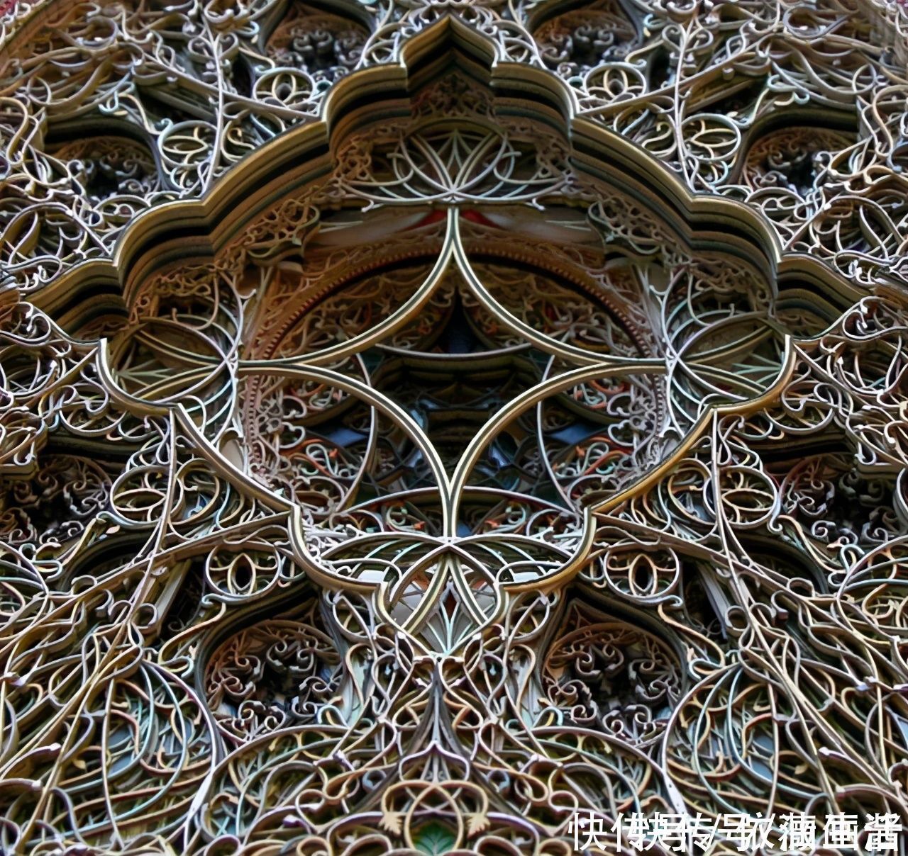 草图|他用时6个月,耗费200张纸,就为制作一个纸雕作品