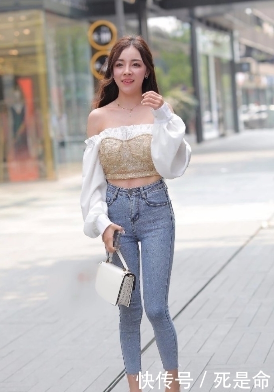 动人|长发姐姐真漂亮,身穿一字肩上衣+牛仔裤,微微一笑很动人