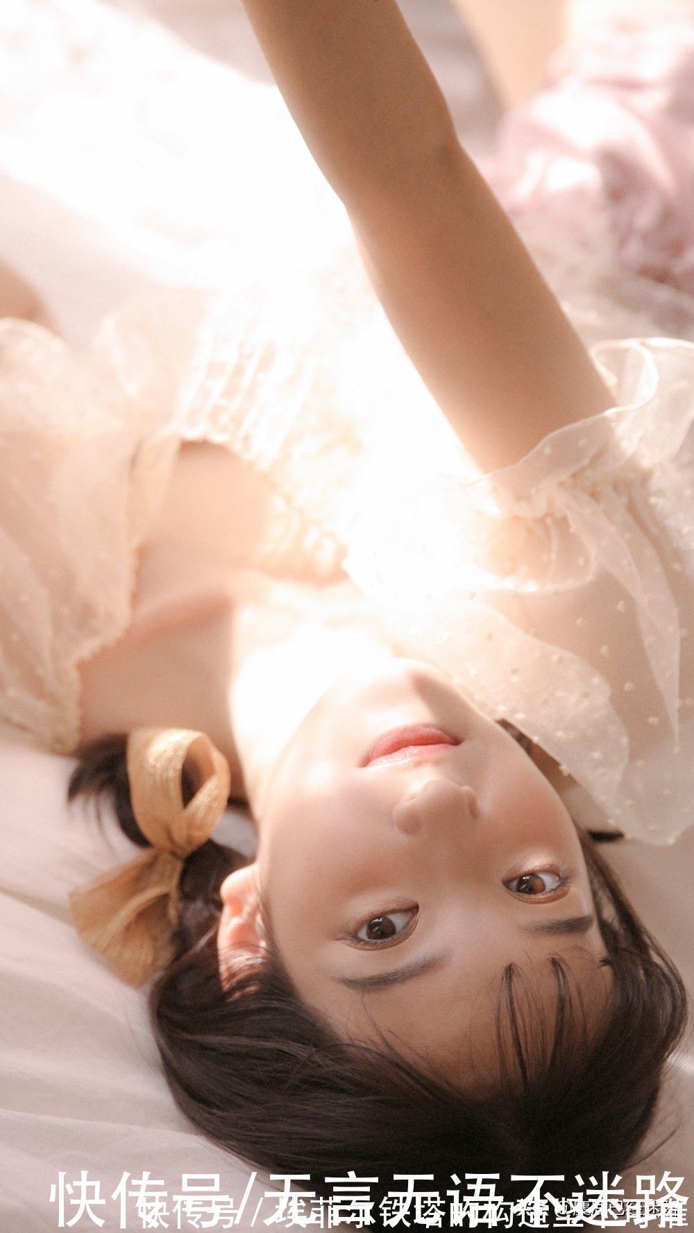 一字肩 甜美少女身穿一字肩蕾丝吊带搭配粉色系短裤,谁看了会不心动呢?