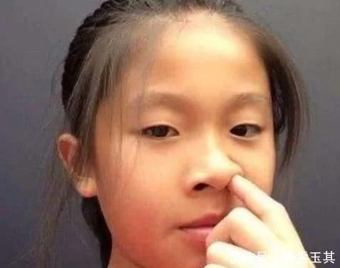 青春期女孩“贼伤鼻子”的3大行为，自认为很舒服，难怪异性缘会归0