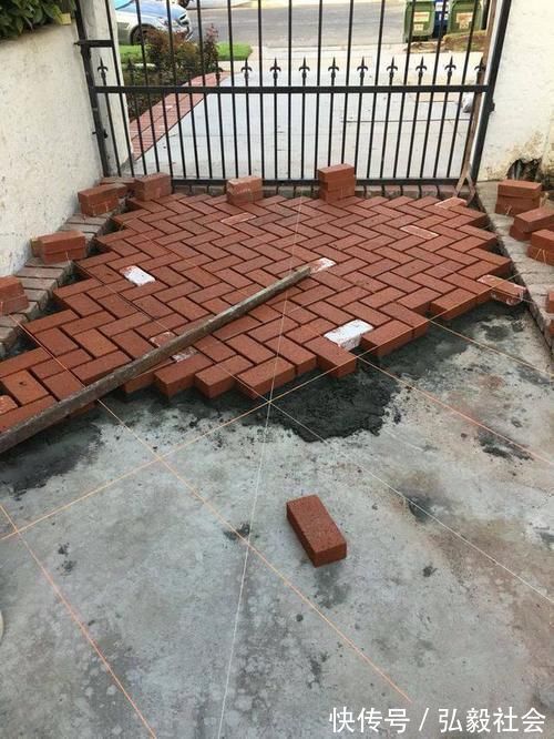 红砖|院子铺红砖不急着打水泥,先铺一层钢丝网,施工快速,2小时完工