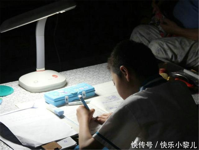 作业|6岁儿子作业写到凌晨,宝爸问后直接把作业本撕了咱不抄了