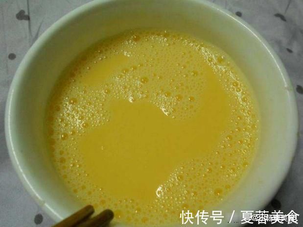 蒸鸡蛋羹时,需要加水吗?果然一步错步步错,难怪蛋羹不嫩气孔多