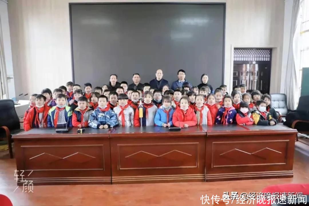 太阳中心小学召开少先队鼓号队表彰大会