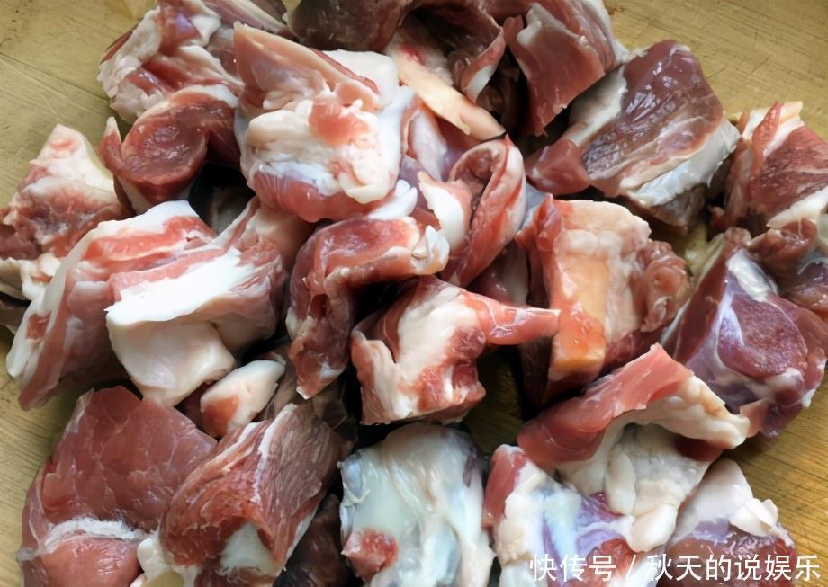 清洗羊肉，用清水冲等于白洗，学会1招技巧，羊肉干净还无膻味