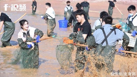 真正的承包鱼塘！湖南高校举办捕鱼大赛，师生直接嗨出表情包