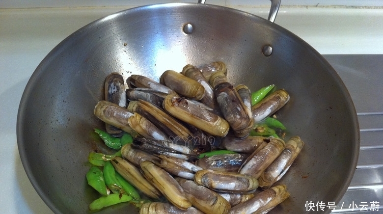 蛏子|老太太用这种方法，来做豉椒炒蛏子小海鲜的惹味吃法