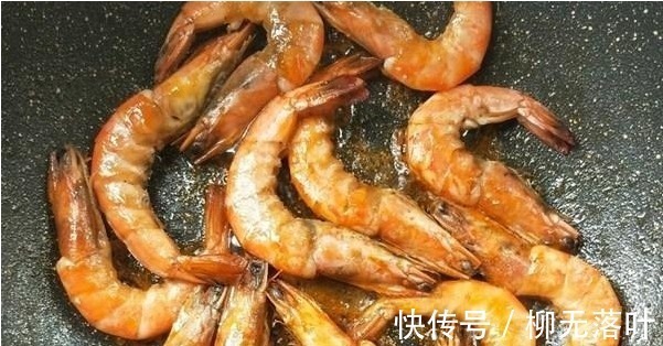 油焖大虾怎么做最入味大厨那偷学的秘方，虾肉嫩滑好吃到舔手指！