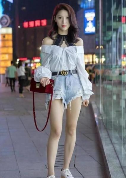 小姐姐|波浪卷发的时尚小姐姐,呢大衣搭配格子裙,轻松穿出时尚达人气质
