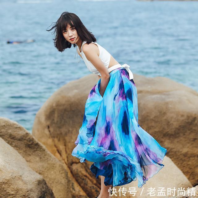 女人味 轻盈飘逸的雪纺,搭配印花而成的长款半身裙,浓浓的尽是女人味