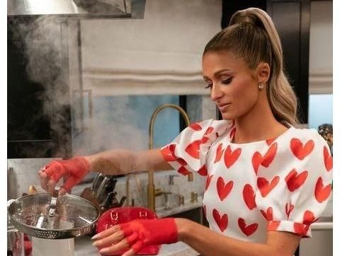 帕丽斯·希尔顿上演史上最浮夸真人秀！戴钻石手套做饭