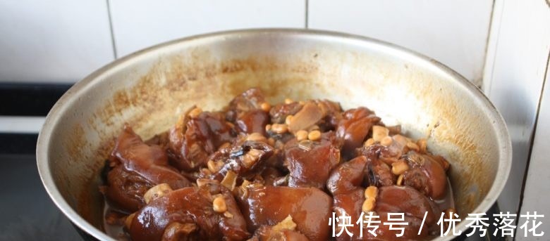 猪手|黄豆炖猪手，满满的胶原蛋白，鲜嫩软烂，吃着太过瘾了！