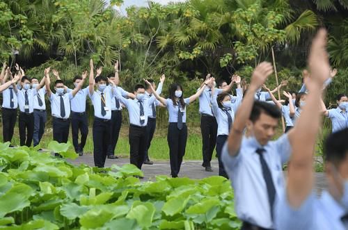 广播体操现在开始，原地踏步走……