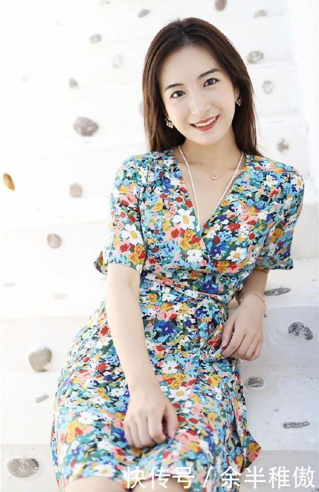 别把碎花裙穿成阿姨裙,选对款式,你也能魅力四射