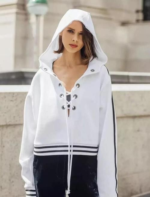 收起你的小黑裤！今年流行的是“丝绒裤”，高级显瘦