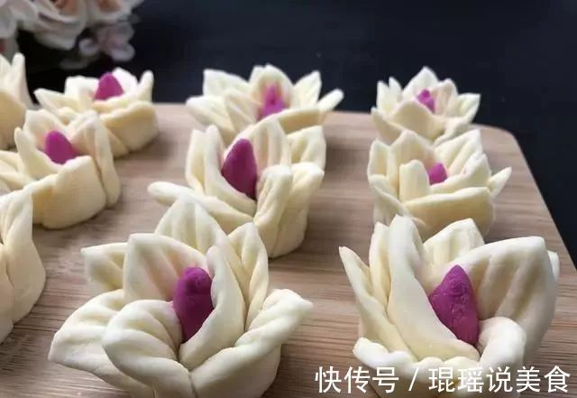 面粉不捏花太可惜了,横竖来一刀,筷子一压,不费时,超简单