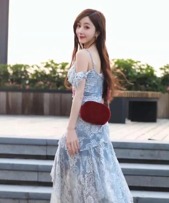 街拍:雪肤花貌的小姐姐,一条浅蓝色的连衣裙,笑容甜美