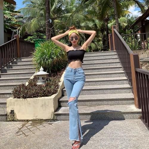 别再穿阔腿裤了，今年这条喇叭裤又火了，好穿百搭还显瘦