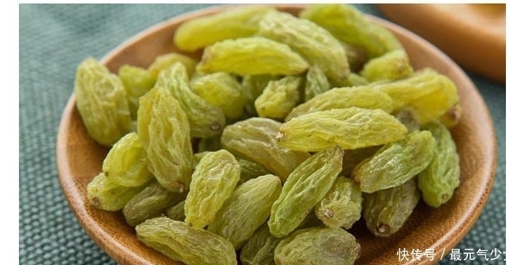 葡萄干和它泡在一起,每天喝一杯,睡得好,气血足了,皮肤更红润